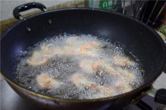 接着下入鲜虾，炸酥捞起
