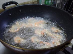 接着下入鲜虾，炸酥捞起