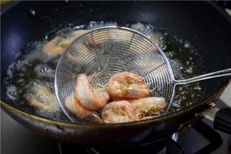 炸至虾壳变色起泡，形状变弯曲即可