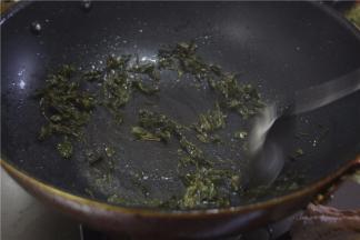 锅内放油，下入茶叶翻炒