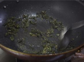 锅内放油，下入茶叶翻炒