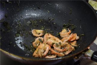 加入虾一起翻炒
