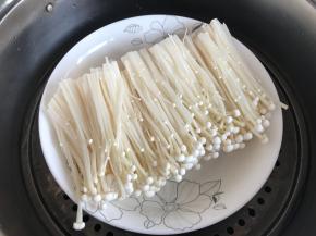 金针菇去根洗净，水烧开后小火10分钟