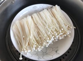 金针菇去根洗净，水烧开后小火10分钟