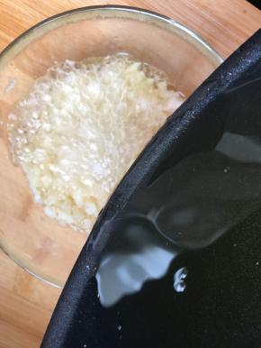 首先做蒜蓉，锅中放三勺油，烧至冒烟，加入一半的量在蒜蓉碗中，然后用勺子搅合30秒不起泡泡了。