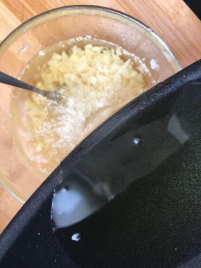 再倒入剩下的油的一半，再搅合至不起泡了。