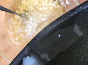 再倒入剩下的油的一半，再搅合至不起泡了。