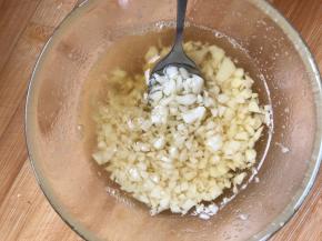 最后加入剩下的油，搅合一下，放少许盐和鸡粉，或者鸡精搅匀