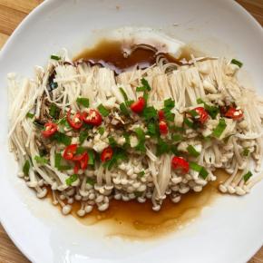 金针菇摆盘，淋少许刚才的蒜，撒小葱碎和辣椒碎，淋生抽