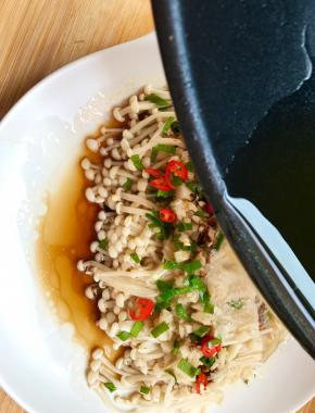 取一勺蒜油高温烧热，浇在上面，完成。