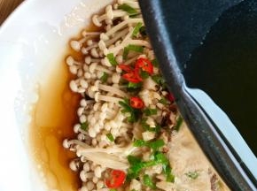 取一勺蒜油高温烧热，浇在上面，完成。