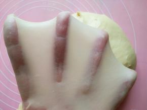 揉至可撑起大片薄膜；