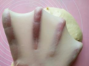 揉至可撑起大片薄膜；