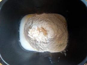 将除黄油外所有材料放入面包桶，启动“和面”程序（15分钟）；