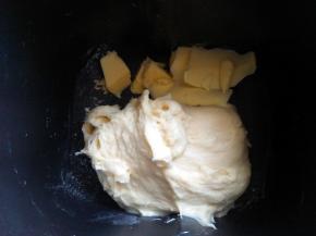 加入软化的黄油，再次启动“和面”程序（15分钟）；