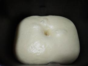 盖保鲜膜发酵至两倍大（手指沾面粉插入面团小孔不回缩）；