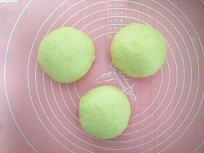 取出发酵好的面团，按压排气，均分成三份，滚圆，盖保鲜膜松驰15分钟；