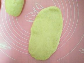 光面朝下，擀成长条状；