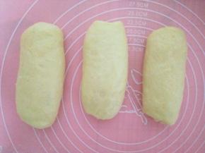 自上而下卷成圆柱形，盖保鲜膜松驰15分钟；