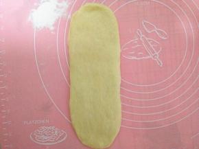 用手压扁，再次擀长；