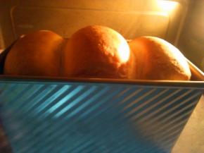 180度预热好的烤箱中下层，烤40分钟左右（烤5-10分钟加盖锡纸）脱模放烤网晾凉即可；