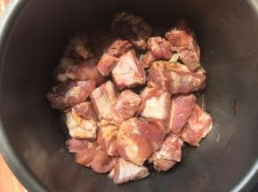 排骨洗净跑出血水，加上所有调料的一半量以及葱姜块儿拌匀腌制1小时以上。