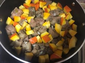 均匀放入南瓜块儿。