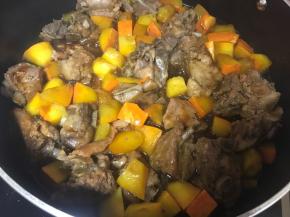 小火焖至南瓜熟烂，汤汁收干。