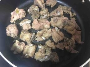 排骨汤放入不粘锅，将排骨平铺在不粘锅内。