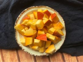 南瓜洗净切块。