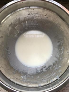 牛奶和油还有香草精搅匀。