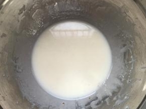 牛奶和油还有香草精搅匀。