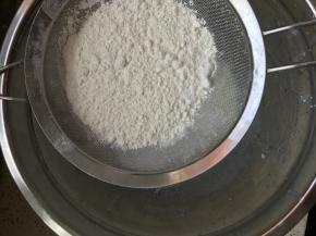 筛入低筋面粉搅匀。
