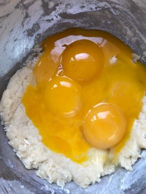 一次倒入蛋黄，动作轻柔，搅拌均匀。