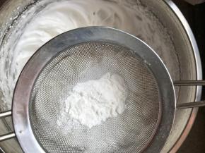 蛋白加几滴柠檬汁，85克糖分3次加入，打发至湿性泡，然后将玉米淀粉筛入