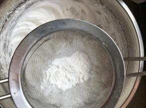 蛋白加几滴柠檬汁，85克糖分3次加入，打发至湿性泡，然后将玉米淀粉筛入