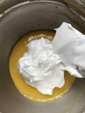 取三分之一蛋白加入蛋黄糊中，翻拌均匀，尽量选择蛋白盆壁上的，那些会有少许打发不均匀不到位的，先选择这些。