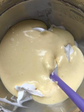 再倒回蛋白盆中翻拌均匀。