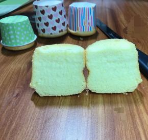 还没凉透忍不住打开一个，还行，没让我失望~没凉透脱模的蛋糕就是会塌腰喔