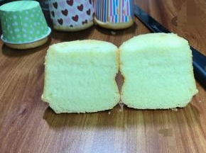 还没凉透忍不住打开一个，还行，没让我失望~没凉透脱模的蛋糕就是会塌腰喔