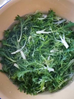 烧开水，凉了后放入适量盐，将沥干的苦菊放入其中浸泡15分钟。