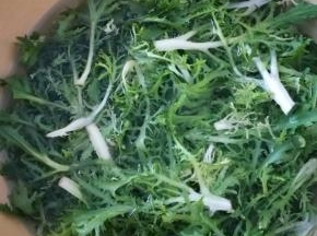 烧开水，凉了后放入适量盐，将沥干的苦菊放入其中浸泡15分钟。