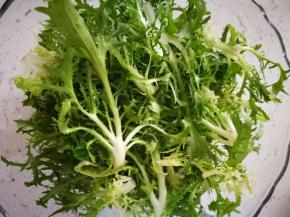 这一步很重要  ，将泡好的苦菊捞出沥干，一定要沥干，或者直接用厨房纸将水分吸干，这样之后凉拌才好吃。没有沥干的一定要用厨房纸将苦菊上的水吸干