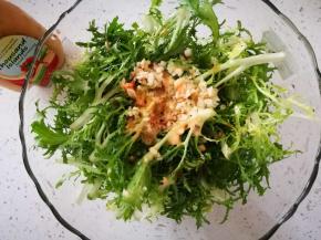 放入沙拉碗中，开始加佐料，我用的千岛沙拉酱，然后生抽或味极鲜，不要给太多，依菜的份量适量给，然后香醋 蒜泥，拌匀，试咸淡，觉得淡的给点盐。我没加，这次的口味非常好，比得上饭店的，嘿嘿！