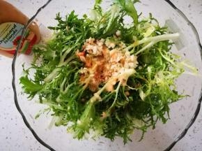 放入沙拉碗中，开始加佐料，我用的千岛沙拉酱，然后生抽或味极鲜，不要给太多，依菜的份量适量给，然后香醋 蒜泥，拌匀，试咸淡，觉得淡的给点盐。我没加，这次的口味非常好，比得上饭店的，嘿嘿！