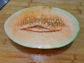 准备哈密瓜半个