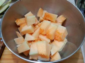 将哈密瓜切开，挖去瓜核，然后切成小块