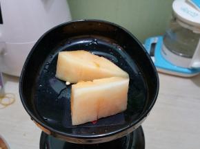 启动原汁机，将全部的哈密瓜小块加入原汁机的料子口