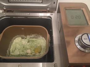 将面包的所有材料（除黄油外）放入面包机，启动和面功能，20分钟