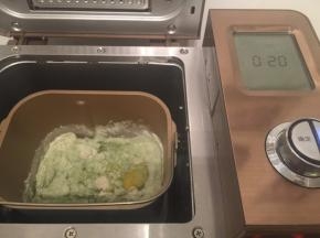 将面包的所有材料（除黄油外）放入面包机，启动和面功能，20分钟